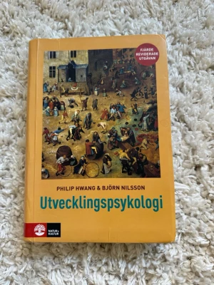 Utvecklingspsykologi kursbok  - Utvecklingspsykologi av Philip Hwang & Björn Nilsson, fjärde reviderade utgåvan. Boken tar upp fysisk, kognitiv och socioemotionell utveckling genom livet och riktar sig till studenter inom pedagogik, psykologi och vård. IBSN: 978-91-27-82697-7