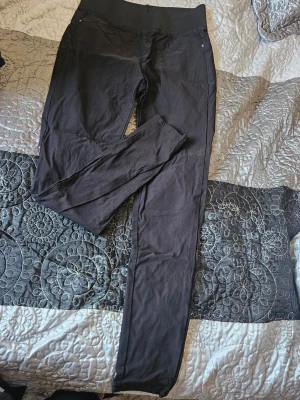 Svarta treggings med hög midja - Svarta treggings med hög midja och smal passform. Mjukt och stretchigt material som sitter skönt på kroppen. Klassisk design utan synliga loggor, perfekta till många olika outfits.