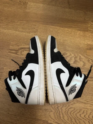 Svarta och vita Air Jordan 1 Mid - Snygga Air Jordan 1 Mid diamonds