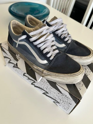 Vans Og old skool L - Säljer mina vän då jag inte använder dom och har typ använt dom 5 gånger. Det är meningen att dom ska se använda ut ”destroyed” eller ”Stressed Navy” inte så vanliga därför jag köpte dom men du bara står som. Några frågor? skriv!