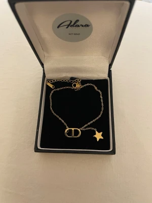 Armband i rostfrittstål  - Rostfrittstål helt ny oanvänd, boxen på bilden ingår ej 🌸
