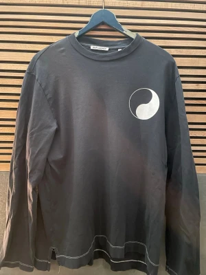 Svart långärmad t-shirt Our Legacy Herr Size 48 - Svart långärmad t-shirt från Our Legacy WORK SHOP. T-shirten har en relaxed fit och synliga sömmar längst ner. Som ny!
