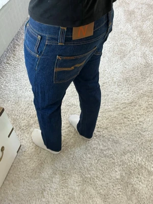 Nudie jeans - Nudie Jeans Big Bengt | skick 9/10 | A- 42/43, B- 98 | Storlek 32/36 är uppsydda, sitter som 32/32 | Pris - 549kr | Modellen är ca 180cm lång | Hör av dig vid minsta fråga eller fundering!!