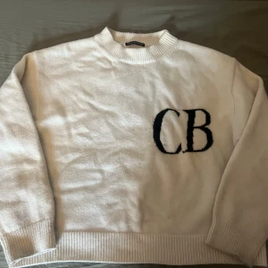 Vit stickad tröja från Cole Buxton - Vit Cole buxton sweater som är vit med svarta detaljer, finns vissa små tecken av användning men ingen som riktigt syns. 100% cotton 