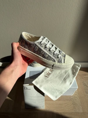 Christian Dior skor  - Säljer dessa helt nya Christian Dior skorna i storlek 38. Helt nya och allt og ingår. Passar perfekt för många tillfällen. Kvitto finns, hör av er vid eventuella frågor! 