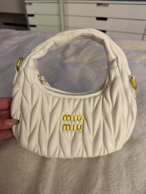 Vit Miu Miu handväska (inte äkta) - En super fin Miu Miu väska som aldrig är använd! (Inte äkta)