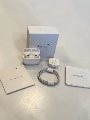 Apple AirPods Pro MegSafe Charging Case - Tja! Säljer ett par nya AirPods Pro MegSafe Charging Case.                                                                                       Du får med box, hörlurarna, laddare och även öron justerarna ( allt på bilderna får du med ).                                  Priset kan diskuteras och skickar inom 24 Tim ☺️💨