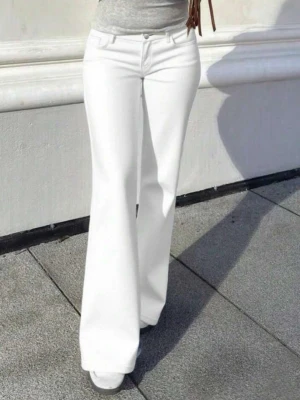 Vita utsvängda jeans  - Säljer ett par vita jeans med utsvängda ben. Jeansen har klassisk femficksdesign, bälteshällor och stängs med knapp och dragkedja. Perfekta för dig som vill ha en trendig och clean look.