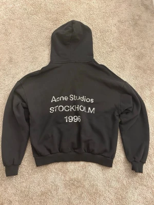 Svart acne studios hoodie - Svart acne hoodie. Storlek S men stor i storleken. Bra skick, skriv vid frågor💕