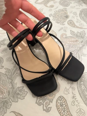 Svarta sandaler med blockklack - Säljer dessa fina skorna! Fick aldrig tillfälle att använda dem innan dem blev små. Dem är i storlek 38, aldrig använda!