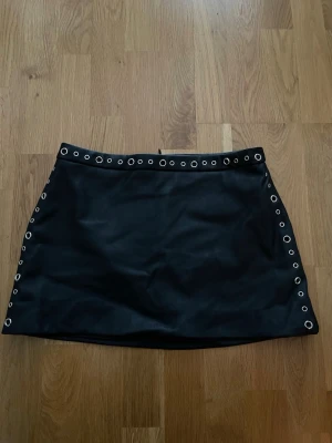 Kort kjol - Aldrig använd, tagit av prislapp, köpt på bikbok för 599kr. Finns på fler sidor 