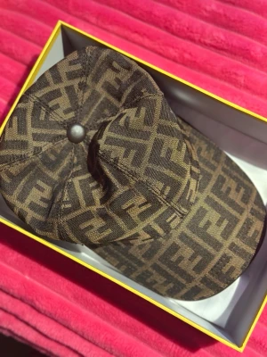 Brun keps med Fendi-logga - Snygg brun keps från Fendi med det klassiska FF-monogrammet över hela kepsen. Justerbar rem baktill i läder med Fendi-stämpel. Perfekt accessoar för att lyfta din streetwear-look.