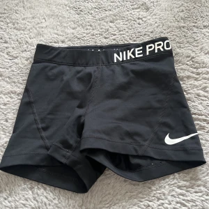 Nikepro gym shorts - Nike pro gym shorts till barn. Använda få antal gånger och nu är dem för små.  Köparen står för frakten. ( säljer även ett par nikepro träningsbyxor ) för 90kr :)
