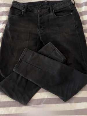 NEUW jeans mörkgråa  - Sjukt fina NEUW jeans i en snygg mörkgrå färg. Jeansen är tunnt och luftigt material så de funkar perfekt till sommarkvällar utan att bli för varma. Jeansen var köpta på Åhléns för 1400kr och är i mycket fint skick utan några defekter eller slitage. Passar riktigt bra på dig mellan 185-192! Modellen heter ”Lou Slim” och sitter med en skön tapered fit 