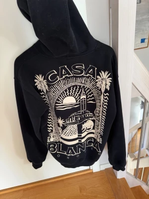 Casablanca hoodie  - Brutalt schysst hoodie i marinblå färg med riktigt snyggt tryck på ryggen. Hoodien är i toppskick, inga defekter. Priset ej hugget. Hör gärna av er vid vidare funderingar.