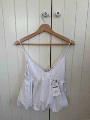 Zara topp  - Oanvänd topp från Zara!