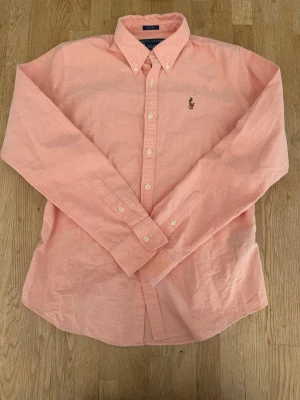 Rosa Ralph Lauren skjorta - Säljer min Ralph lauren skjorta i storlek 8 (sitter exakt som en S). Skick: 9/10. Knappt använd. Pris är ej hugget i sten.