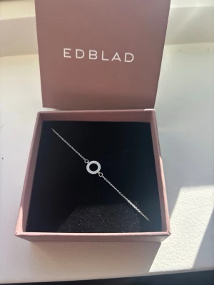 Armband från Edblad - Ett silvrigt armband från Edblad. 