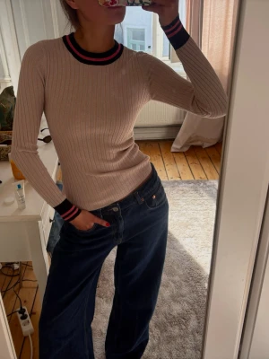 Ljusrosa ribbad långärmad topp - Säljer denna tröja ifrån ginatricot! I gott skick och knappt använd pris kan diskuteras❤️