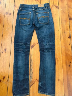 Nudie jeans - Säljer ett par riktigt snygga Nudie jeans med en stört snygg tvätt som tar flera år att få. Modell Grim Tim, passar storlek 28 / 32 och är väldigt eftertraktade. Hör av dig vid minsta fundering och jag fraktar alltid inom 24 timmar!  Pris kan diskuteras vid snabb affär😊
