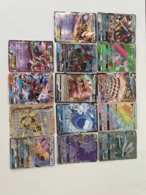Pokémon GX/EX kort samling 16st - Samling med 16 Pokémon GX och EX-kort i olika färger och motiv. Korten har glansig yta och färgstarka illustrationer av olika Pokémon. Perfekt för samlare eller Pokémon-fans som vill utöka sin kortlek. Alla kort är officiella Pokémonkort.