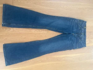 Blå bootcut jeans från Lee - Ett par jätte snygga blå bootcut jeans från Lee som tyvärr inte passar mig längre! Jeansen är normal/lågmidjade, ganska små i storleken.          Om du undrar något är det bara att fråga!💗