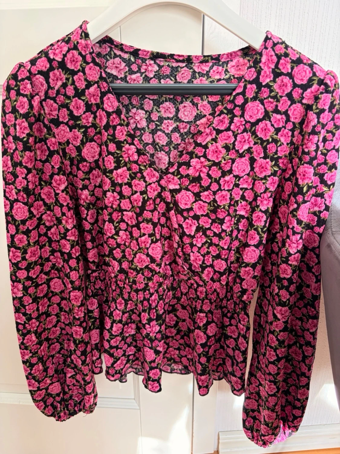 Blommig svart blus med rosa rosor
