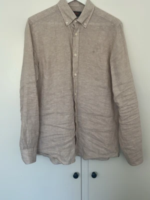 Morris linneskjorta - En beige Morris skjorta av 100% linen som jag fick i present men endast använt en två gånger så i princip i nyskick. Nypris 1400kr
