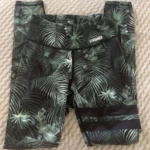 Tränings tights från Stronger - Säljer mina tränings tights från stronger💕tyvärr för små för mig därav jag säljer, superfint skick. Skriv i dm för fler bilder eller andra frågor!!! Ny pris 799