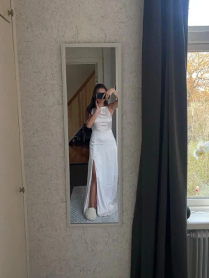  Rosa långklänning med slits - Snygg rosa långklänning/balklänning med slits på ena sidan. Klänningen har en dragkedja på sidan. Från bubbleroom i storlek 34, köpt för 999kr. Använd en gång💕skicka gärna prisförslag💕