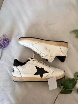 Golden Goose skor svart - Säljer ett par Golden Goose-skor som jag fick i julklapp. De passade mig inte och har bara använts 1-2 gånger och är i princip i nyskick. Tyvärr har de mest legat i garderoben, så jag hoppas att de kan vara till nytta för någon annan!