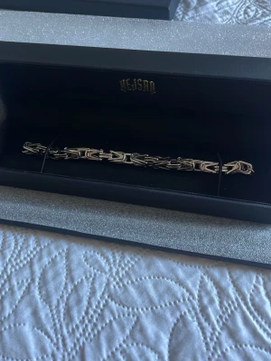 Silverfärgat armband från Kejsar - Snyggt armband i silverfärg från Kejsar med cool, länkad design. Armbandet har en stilren och modern look med geometriska former och passar perfekt för dig som gillar detaljer som sticker ut.