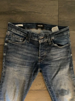 Blå slim fit jeans från Jack & Jones - Säljer dessa blå jeans med riktigt fet tvätt! Inga defekter och jättebra skick, storlek w29 l34.