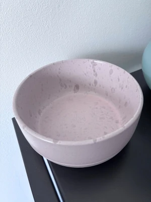 Ljusrosa skål från RAW Crafted Concept - Säljer en ljusrosa skål från RAW Crafted Concept. Skålen har en matt finish med prickigt mönster och är tillverkad i keramik. Perfekt för frukost, snacks eller som inredningsdetalj. 13,5cm