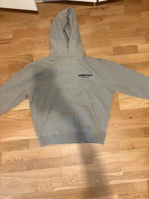Essentials Hoodie - Tja! Säljer en fin Essentials FOG Hoodie i färgen dark oatmeal. Den är helt ny aldrig använd! Hoodien är i storlek S det är bara skriva för frågor eller intresse!