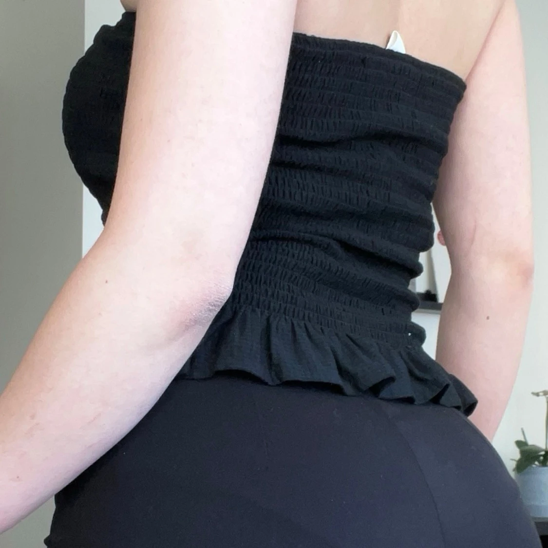 Svart bandeau tubtopp med volang - 2