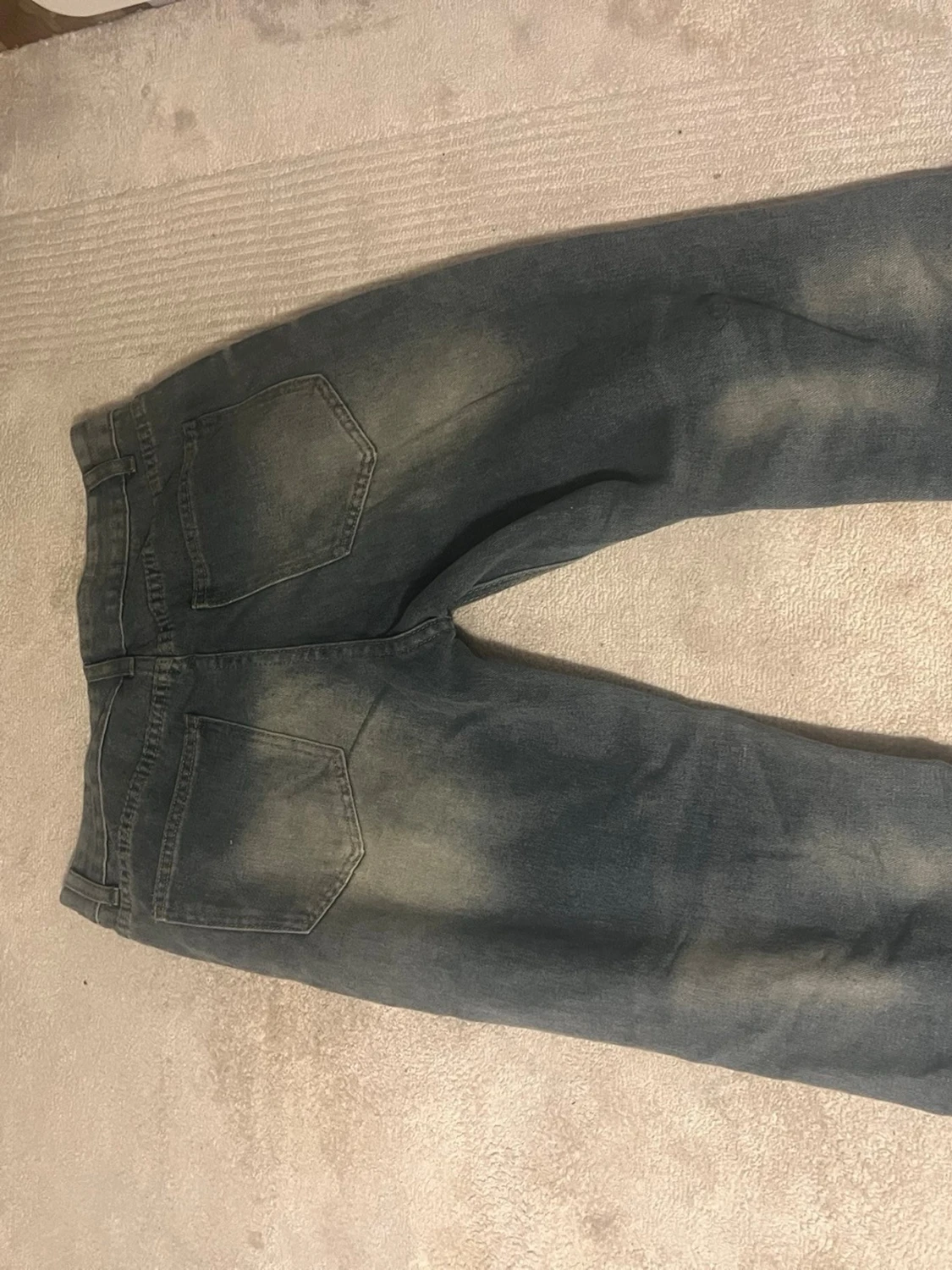 Blå slitna raka jeans - 1