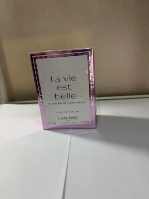 La Vie Est Belle Flowers of Happiness - La Vie Est Belle Flowers of Happiness från Lancôme är en lyxig parfym i en snygg rosa och silverfärgad förpackning. Doften är en ljuvlig blandning av blommiga toner och passar perfekt för dig som vill ha något fräscht och elegant. Flaskan rymmer 75 ml.