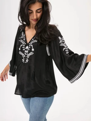 Nyskick! Super fin blus med brodyr - Otroligt vacker blus i tunn lite glansig viskos med vackra broderier, vida ärmar och v-rigning, knyt band med tofsar. Väldigt populär modell som sålde slut snabbt. Stl M, luftig passform, tajtast över bysten. Provad och har sedan blivit hängande i garderoben oanvänd. Nypris var runt 5-600;-