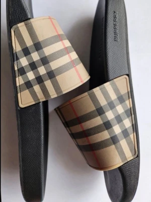 Burberry sandaler med rutigt mönster - Beställer från supplier om ni är interesserade, pris kan diskuteras