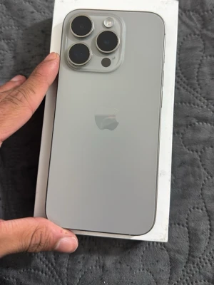 iPhone 15Pro Silver med trippelkamera - Snygg iPhone 15 Pro i silver med stilren design och trippelkamera på baksidan. Mobilen har en platt ram i metall och baksida i glas. Perfekt för dig som vill ha en kraftfull och modern smartphone från Apple. 