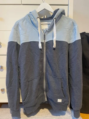 Zip up hoodie - Grå och blågrå zip up. Använd lite men inga fläckar eller andra defekter.