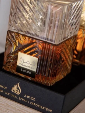 Lattafa Khamrah 100ml köp två 585 - Lattafa Khamrah är en exklusiv parfym i en lyxig, fyrkantig glasflaska med gulddetaljer och elegant mönster. Doften e galet gott så skönt känsla när du sprejar den på tröjan och lukten är fast på dig flera timmar  passar för skolan och fester mycket inte så stark  köp 2:650 