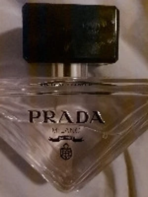 Prada Milano Virtual Flower 50ml  - Säljer en lyxig parfym från Prada, Paradoxe Eau de Parfum. Flaskan är trekantig i genomskinligt glas med svart, stilren kork. Märkets logga och detaljer i svart tryck på framsidan. Perfekt för dig som gillar exklusiva dofter och snygg design. 50ml. Använd några få sprut.                          Ny pris är 1500. 