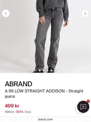 Blå raka jeans från Abrand jeans - Säljer ett par klassiska blå jeans från Abrand med rak passform och låg midja. Modell A 99 low straight. Jeansen har normala fem fickor modellen och snyggt tvättad denim. Första bilden är samma modell bara en annan färg. Sitter super snyggt💕skriv om frågor