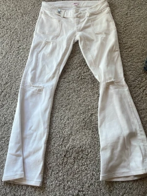 BYTE!!!! Vita jeans från Gina Tricot - BYTE!!!! Om någon har dessa jeans eller liknade i  strl S? Byte S till M. Vill gärna ha strl s. Kontakta mig!! Köpte dem nydligen och har ANDVÄNT 1 gång. 