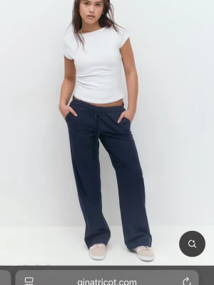 Mjukisbyxor från Gina Tricot, 2-pack - Jag är 162 och dom nuddar nästan golvet. Två par mjukisbyxor från Gina Tricot, ett par i marinblått och ett par i vitt.  146/152