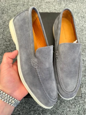 Loafers 42 - Säljer dessa sjukt snygga ljusgrå/ljusblå loafers i size 42! Märke: hammerstein. Nypris 3300kr. Helt nya med box! Hör av dig vid frågor eller funderingar 💯