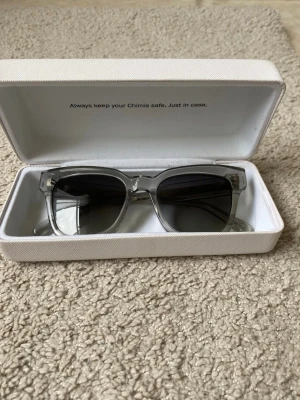 Gråa solglasögon från CHIMI - Fina Chimi glasögon,sparsamt använda. Pris kan diskuteras. Model: 07 Grey. Skriv för fler frågor 🫶🏻