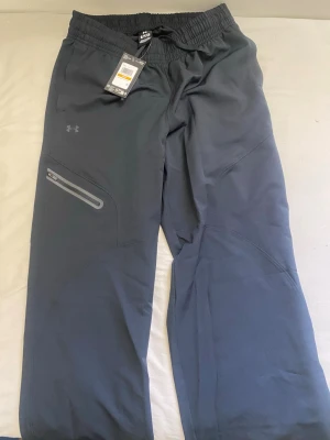 Under Armour baggy byxor - Svarta mjukis baggy byxor från Under Armour, helt ny passar som M